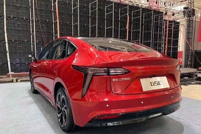Ezoom Yi (2022)